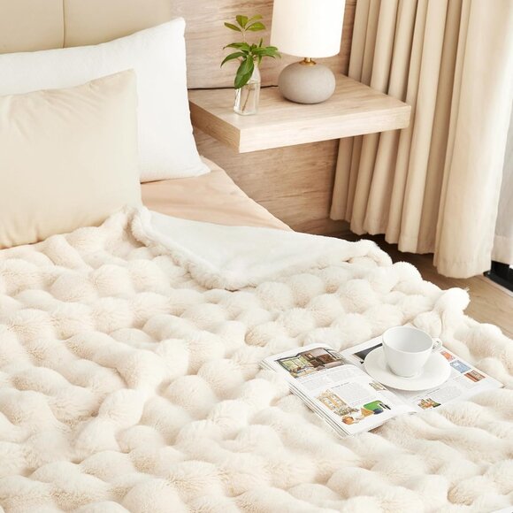 NEW Sealed Rabbit Fur Bubble Blanket - Picture 4 of 5